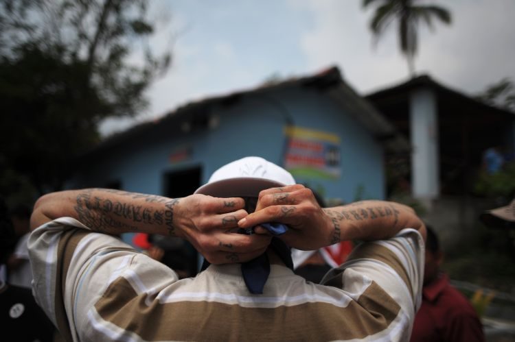 Imagen que contiene persona, exterior, hombre, sostener
Descripción generada automáticamente